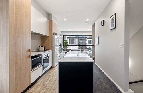 Greenway House | Modern 3-Bedroom Townhouse in Quiet Greenway