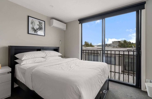 Greenway House | Modern 3-Bedroom Townhouse in Quiet Greenway