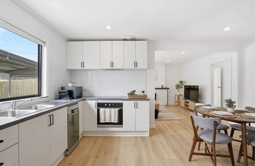 Warrane House | Modern 3BR Family Home Near Hobart CBD with Free Parking