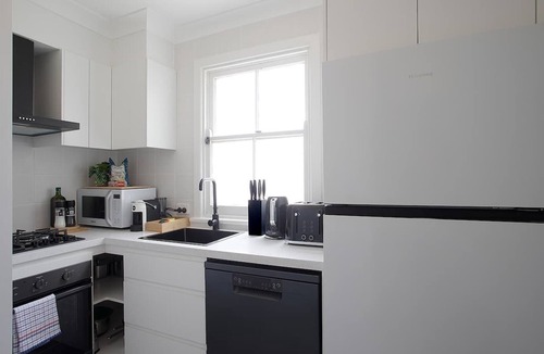 Glebe House | Modern 3BR Glebe Terrace w BBQ & Pet Friendly.