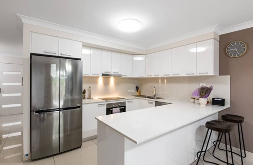 Calamvale House | Modern 3BR Townhouse in Calamvale Near Parks&Shops