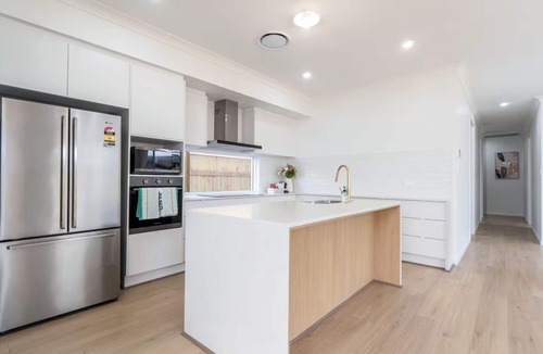 Pallara House | Modern 4-Bedroom Home in Pallara | Free Parking | Close to Brisbane