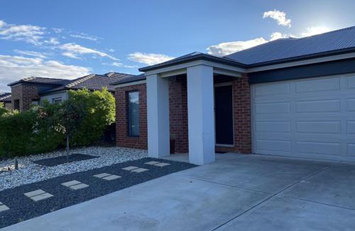 Epsom House | Modern 4-Bedroom Home, Near Playground, Lake Nature Trails, Minutes to Bendigo