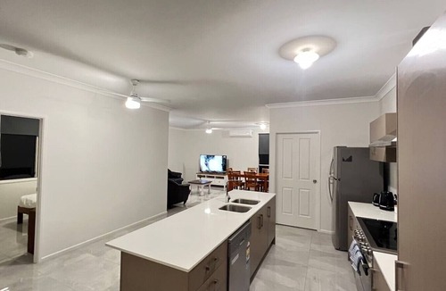 Hillcrest House | Modern 4BDR 5 Beds Ensuite &A/C 2 bath