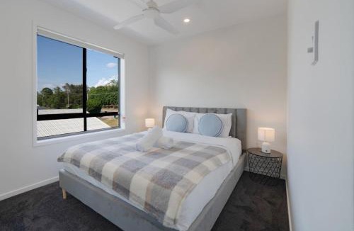 Bundamba House | Modern 4BR Townhouse Near Transport and Shops