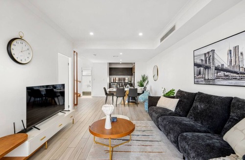Sunnybank Hills House | Modern 5BD Family & Friends Home | Sunnybank