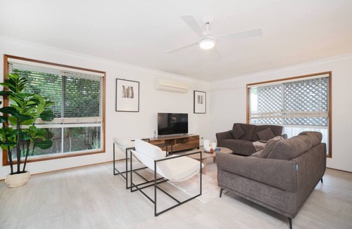 Calamvale House | Modern 5BR Family Retreat Comfort in Calamvale