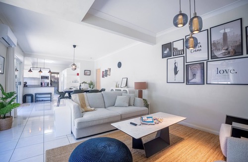Robertson House | Modern 6BR Villa | Private Sports Court | 4.5 Bath