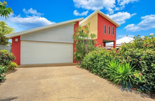 Woodgate House | Modern Beach House Close to Beach