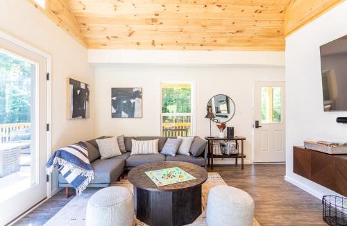 Kerhonkson Ski Chalet | Modern Chalet w/Firepit, BBQ, Fast Wi-Fi, Dogs OK