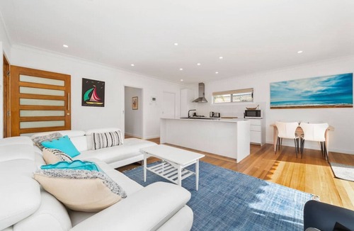 Mornington Apartment | Modern, Charming and Characterful. Fully Renovated