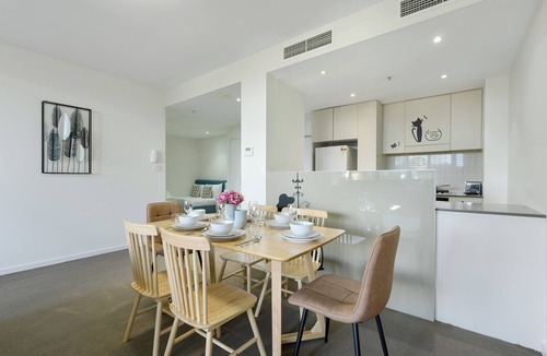 Hurstville Apartment | Modern Comfort|Hurstville 3BR Wifi/Train/Business