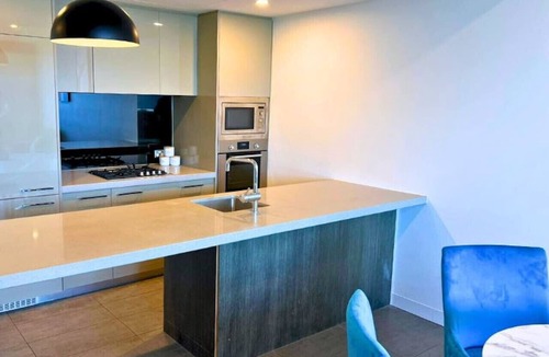 Woolloongabba Apartment | Modern Comfort with Gabba Views & Great Amenities