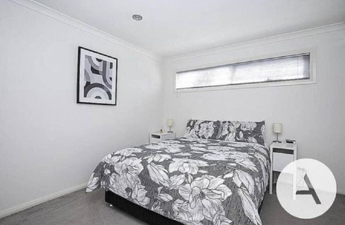 Hughes Cottage | Modern cottage central location