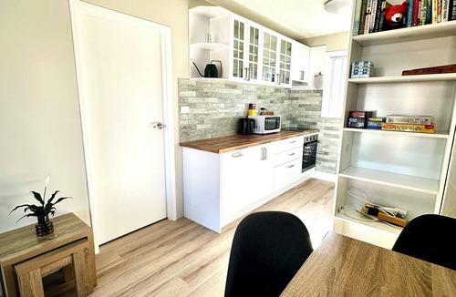 Crestwood Apartment | Modern Crestwood Retreat | 2BR Near Canberra City