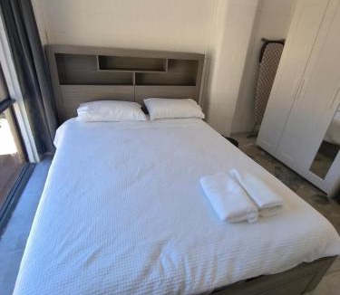 South Toowoomba House | Modern Detached Studio - close to St Vincent Hospital & city & Gabbinbar