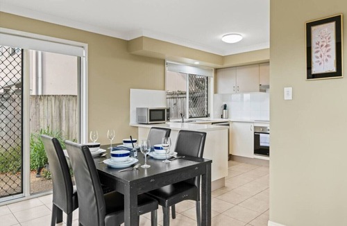 Calamvale House | Modern Family Retreat | Shops, Parks & Transport