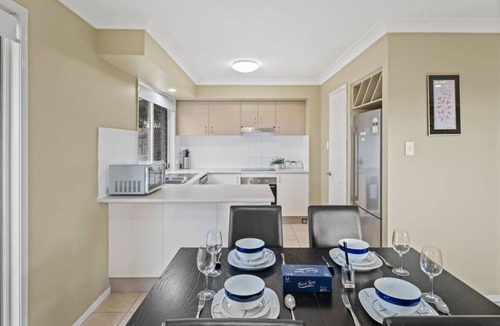 Calamvale House | Modern Family Retreat | Shops, Parks & Transport