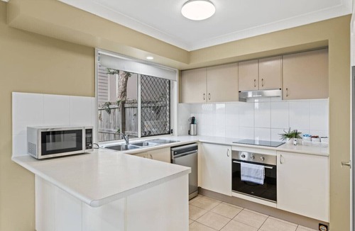 Calamvale House | Modern Family Retreat | Shops, Parks & Transport