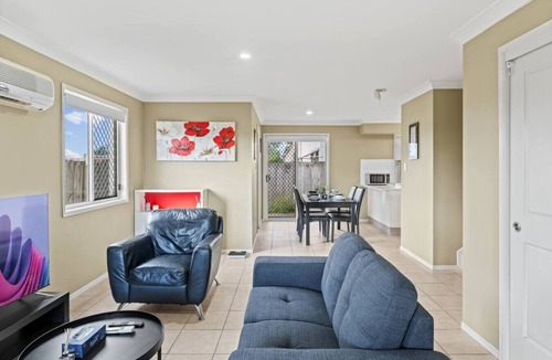 Calamvale House | Modern Family Retreat | Shops, Parks & Transport