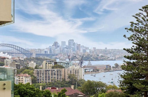 Darling Point Apartment | Modern Glamour is an apartment with breathtaking harbour bridge views