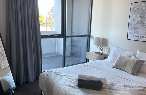 Griffith Apartment | Modern Griffith Apartment