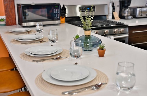 Hawthorne House | Modern Hideaway - Hot Tub + 420 Friendly Patio - Near LAX, Beach + SoFi