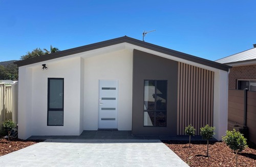 Tumbi Umbi House | Modern home away at the geographic centre of the Central Coast.