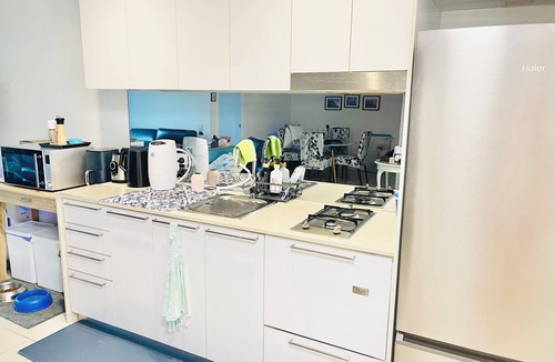 Hamilton Apartment | Modern inner city apartment with river views, WiFi & AC in lovely Hamilton