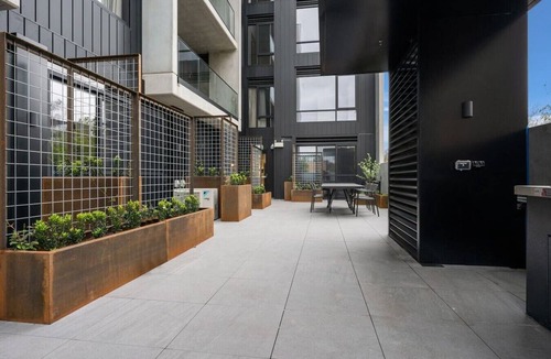 Braddon Apartment | Modern Lonsdale Studio w/Cozy Interiors