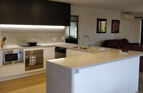 Torquay House | Modern Luxury 4bdr Beach house Family Friendly. NBN. 2 Smart TV’s, New Kitchen