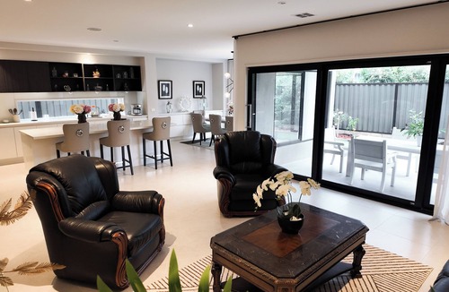 Craigieburn House | Modern Luxury Estate, 4 Ensuite Rooms, Comfort, Convenient, Secure, Near Airport