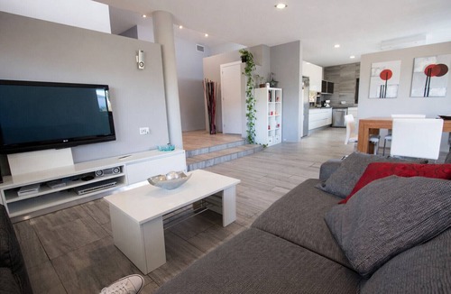Sils Villa | Modern Marvel - 26km to Costa Brava beaches!