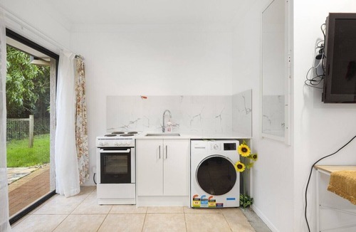 Daisy Hill House | Modern Minimalist Studio｜Private Entry｜Daisy Hill