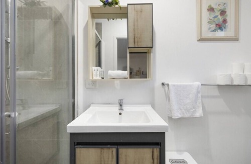 Daisy Hill House | Modern Minimalist Studio｜Private Entry｜Daisy Hill