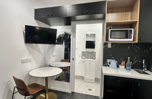 Sadliers Crossing Cabin | Modern Retreat | 1km walk to Cafes | Private, Pet Friendly & Stylish Comfort