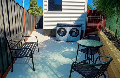 Sadliers Crossing Cabin | Modern Retreat | 1km walk to Cafes | Private, Pet Friendly & Stylish Comfort