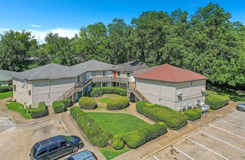 Huntsville Apartment | Modern Studio for 2—Huntsville Botanical Gardens