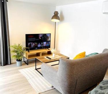 Mornington Apartment | Modern Studio with Mountain View and Near Airport & CBD