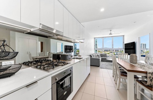 Newstead Apartment | Modern top floor, entire unit with view of the story bridge. Pool and gym.