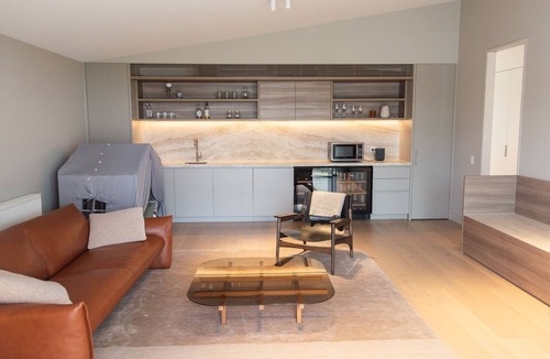 Mornington House | Moderna Mornington with Swimming Pool