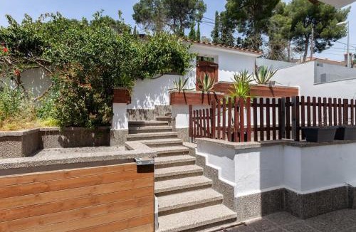 Castelldefels House | Moderna villa con piscina y amplio jardín