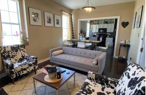 Montgomery House | Montgomery Cozy Cultural Hub downtown walkable . sleeps 15