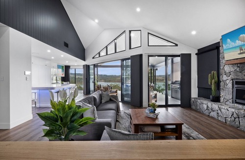 Moogerah House | Moogerah Lake House #5 - Luxury Lake House (Sleeps up to 23 People)