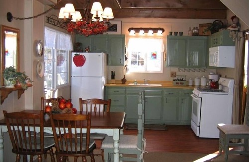 Upper Moonridge Cabin | Moonridge Ozone Spa Cabin- Pets are Free! Enclosed deck, Flat parking 2025-0093