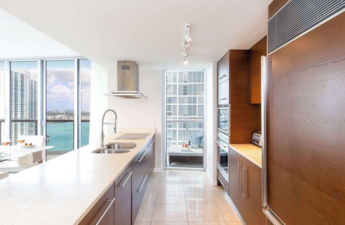 Downtown Miami Apartment | MVR - Brickell Icon w Massive Pool & Spa