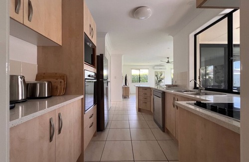 Mountain Creek House | Near Mooloolaba|Fenced Yard + 2 Living Areas |Pets