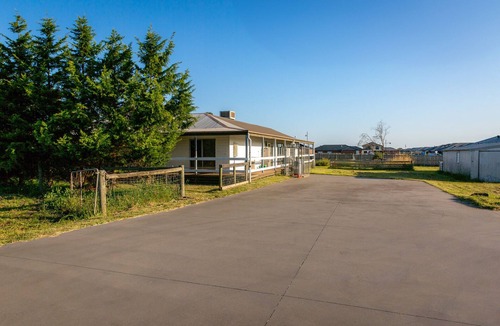 Beveridge House | nEntire Home in Beveridgen10 guests, 4 bedrooms-7beds and 2bathsn