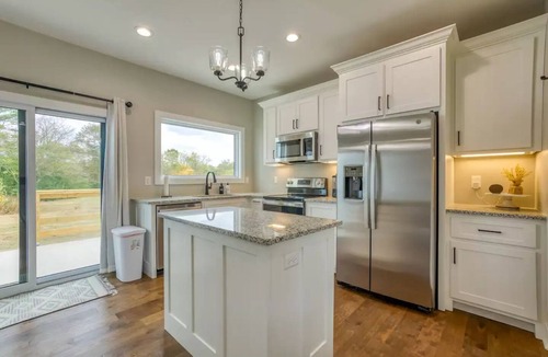 Muscle Shoals House | New Build and Modern Retreat near RTJ Golf Course with Game room and bunkbedsn