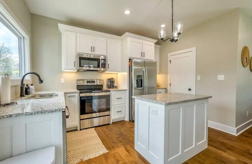 Muscle Shoals House | New Build and Modern Retreat near RTJ Golf Course with Game room and bunkbedsn